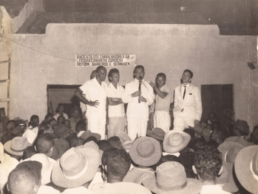  Miguel Arraes (ao meio) em comício do Sindicato dos Trabalhadores da Lavoura Canavieira, em PE.